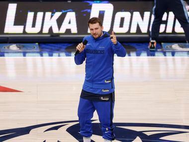 Dallas Mavericks guard Luka Doncic (77) thanks the fans in attendance before the home opener...