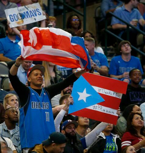 Fans de los Mavs con la bandera de Puerto Rico en el partido del miércoles en Dallas en el...