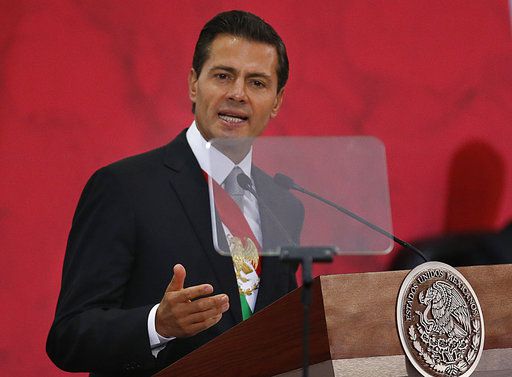 El presidente mexicano Enrique Peña Nieto da su informe anual de gobierno en el Palacio...