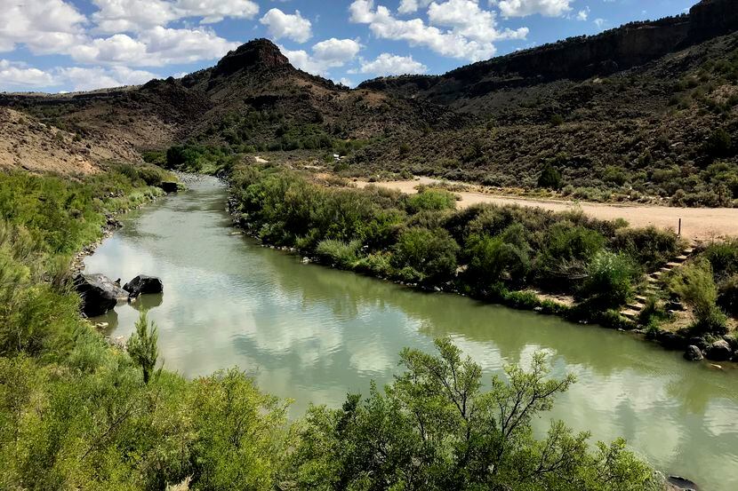 Esta foto de archivo del 6 de agosto de 2018 muestra el Río Bravo que fluye al sur de Taos,...