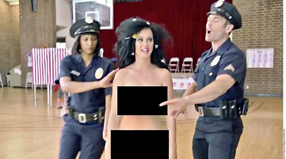 Video: Promueve Katy Perry con video de comedia en donde aparece sin ropa