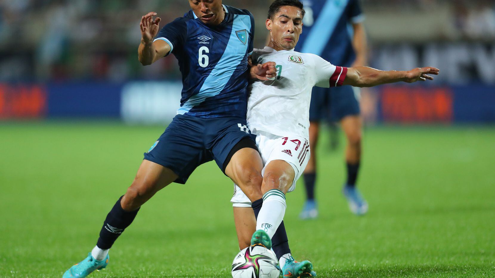 El mediocampista de la selección mexicana, Erick Aguirre (der), pelea el balón con el...