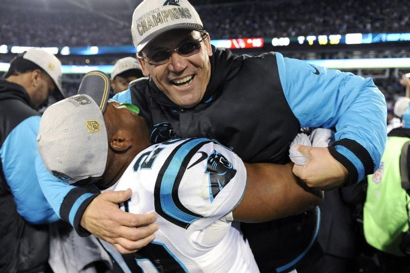 El entrenador de los Panthers Ron Rivera celebra con Jonathan Stewart tras conseguir el...