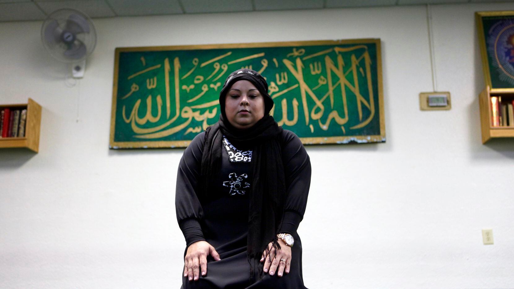 April Rodriguez, 35, demuestra el Isha, la oración de la noche en la Asociación Islámica del...