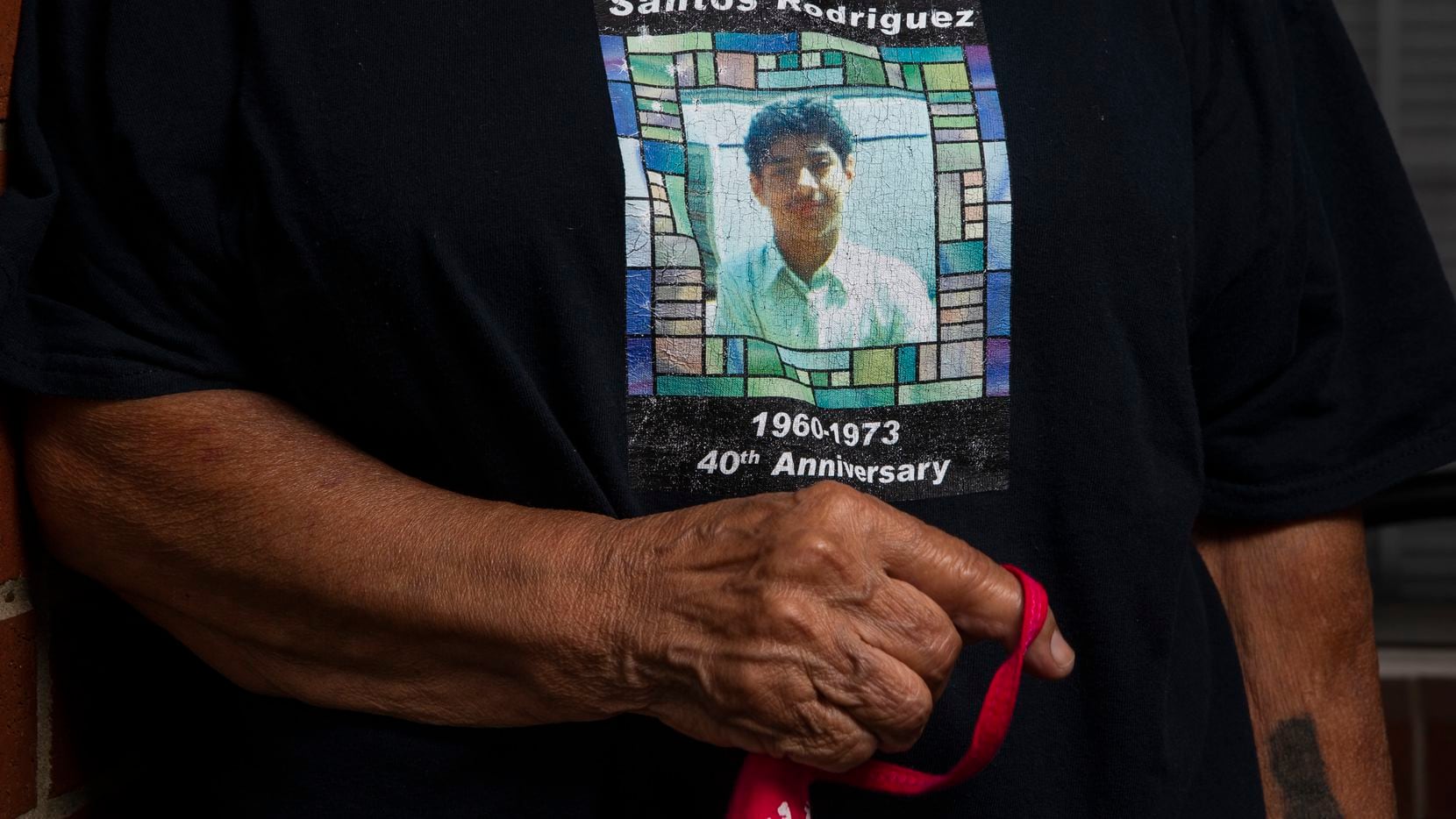 Bessie Rodríguez posa afuera de su casa el 23 de julio de 2020, un día antes del aniversario 47 del asesinato de su hijo, Santos,