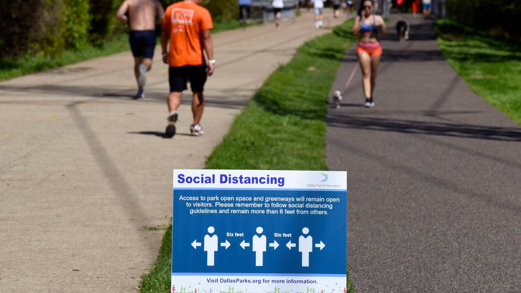 Pese al cartel explicando la importancia de la distancia social, el Katy Trail estuvo...