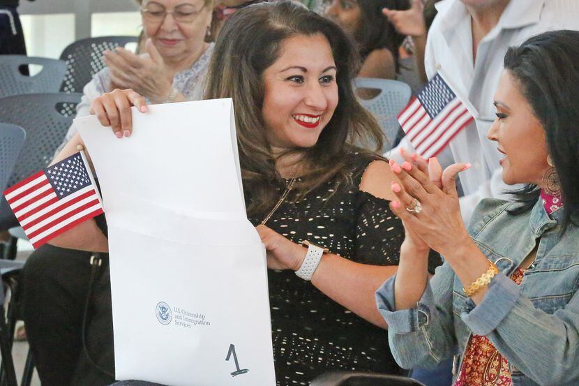 Karina Almaguer, originalmente de Ecuador, sonríe luego de la ceremonia de naturalización en...
