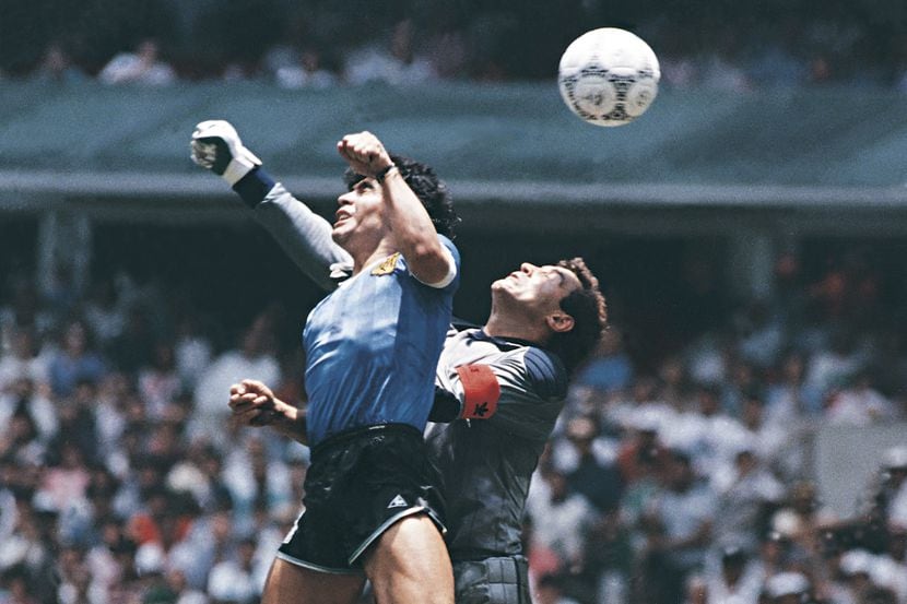 El gol que Diego Maradona bautizó como la "Mano de Dios" ante Inglaterra en la cancha del...