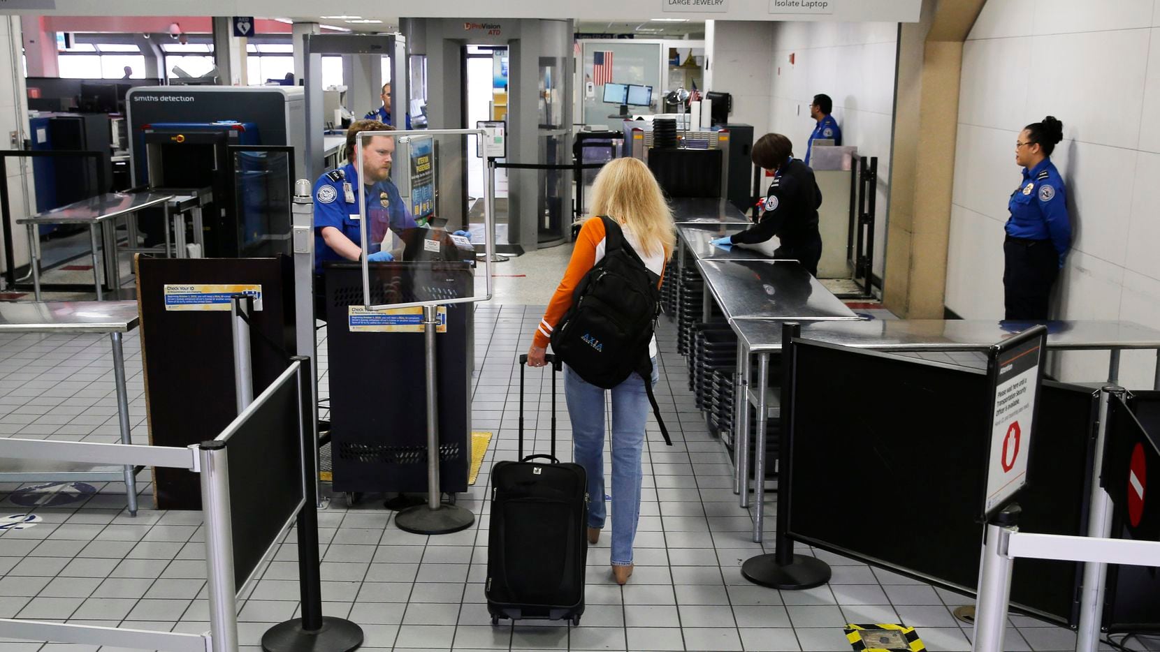 Un solo pasajero se abre paso por el punto de revisión de TSA en el Aeropuerto DFW. La pandemia del coronavirus hizo desplomarse al tránsito aéreo.