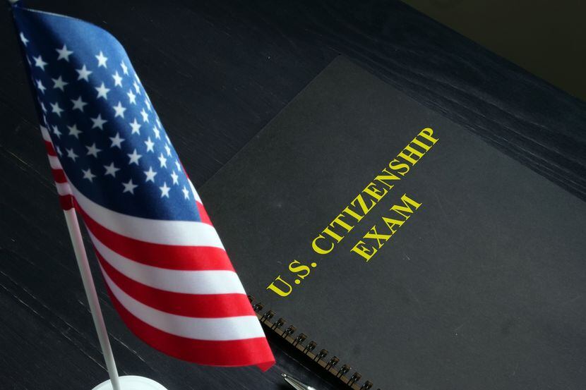 Un folder con una guía de estudio para el examen de ciudadanía de Estados Unidos.