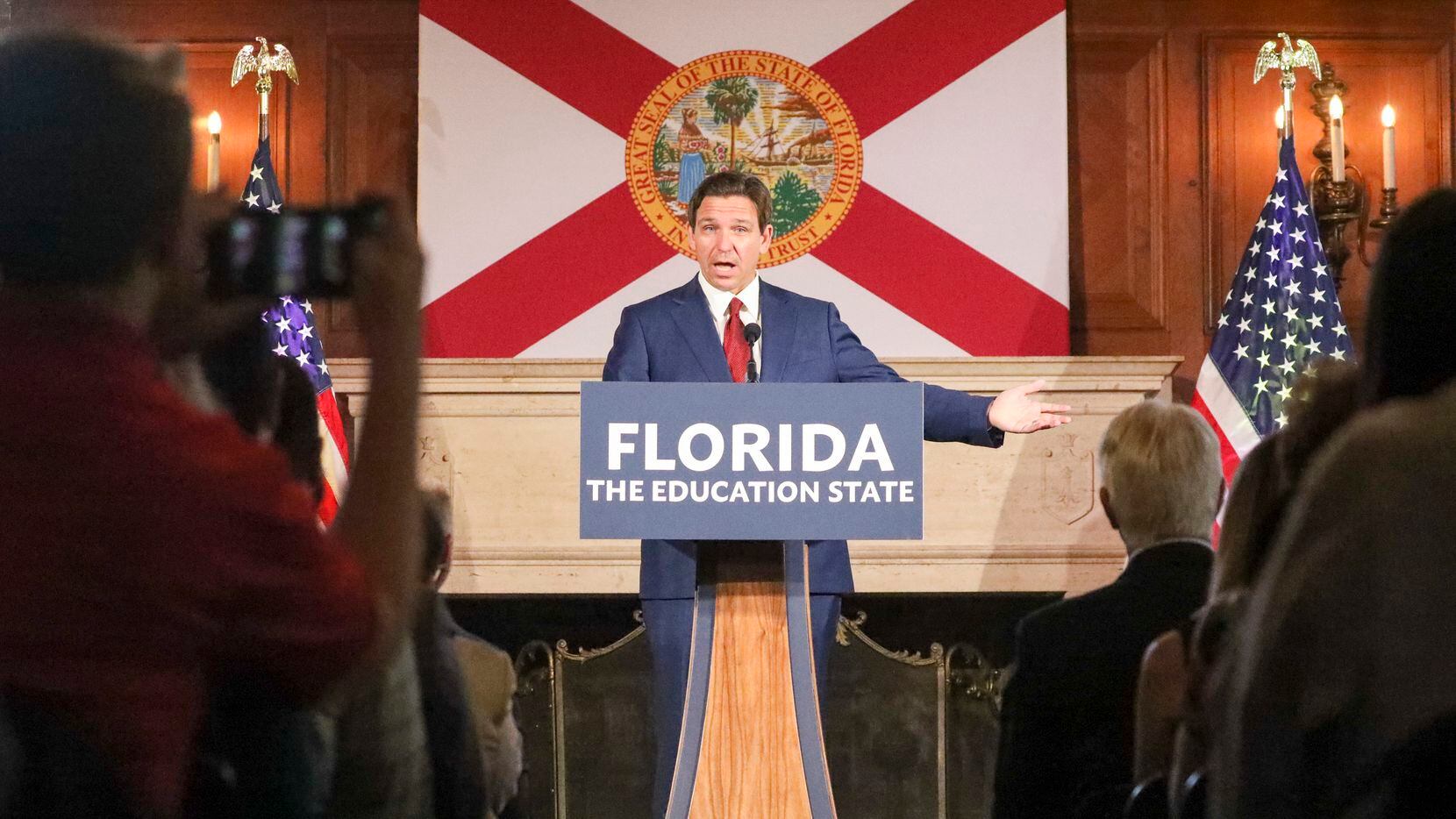 El gobernador Ron DeSantis ha firmado recientemente leyes antiinmigrantes en Florida.