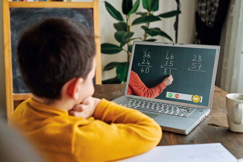 Un niño estudia matemáticas en clases virtuales.