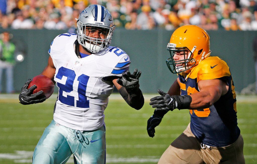 Dallas Cowboys running back Ezekiel Elliott (21) rumbles past Green Bay Packers inside...