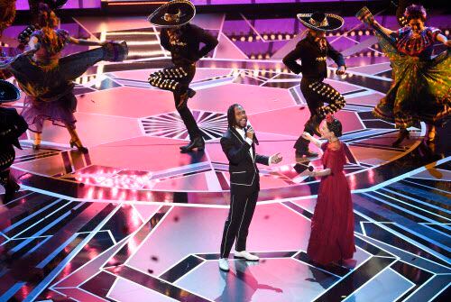 Miguel y Natalia Lafourcade cantan Remember Me en la entrega de los Oscar. Foto AP

