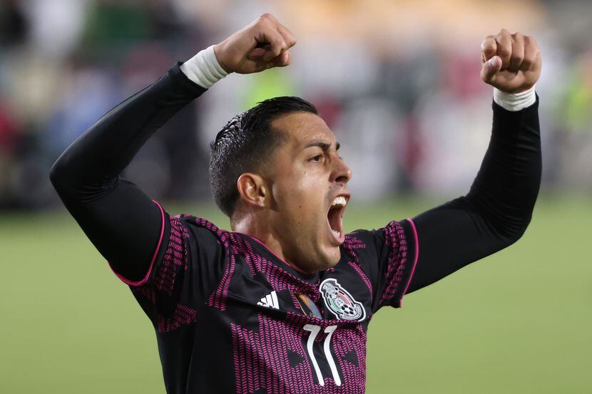 El delantero de la selección mexicana, Rogelio Funes Mori, celebra su gol ante Nigeria en...