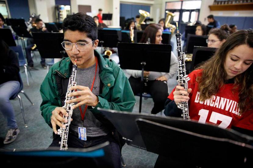 David Mojica  (izq.) toca el oboe para su orquesta en la preparatoria Duncanville. Mojica...