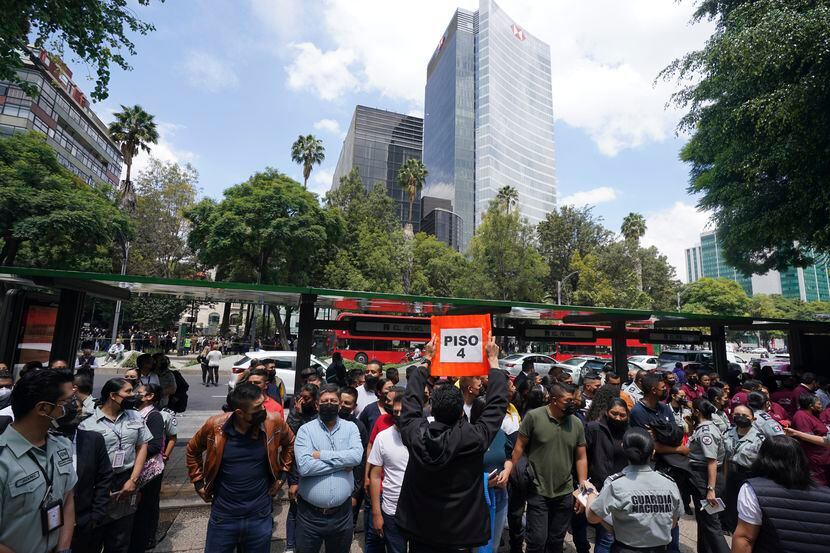 La gente aguarda en la calle después de un terremoto de magnitud 7,6 en la Ciudad de México...