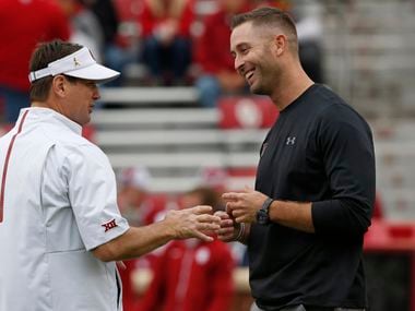 Oklahoma head coach Bob Stoops, left, talks with Texas Tech head coach Kliff Kingsbury, right, before the start of an NCAA college football game in Norman, Okla., Saturday, Oct. 24, 2015.