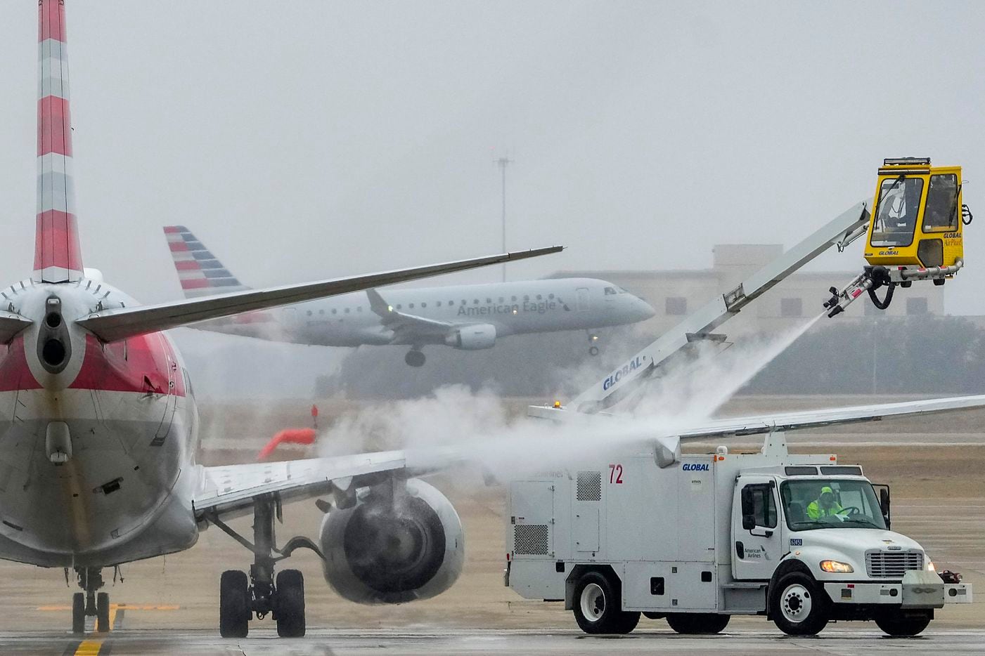 Pirmadienį, 2023 m. sausio 30 d., „American Airlines“ lėktuvui atliekamos ledo šalinimo procedūros DFW...