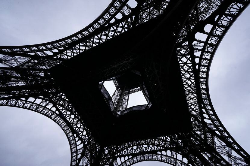 La Torre Eiffel vista desde abajo, como se ve en uno de los lados de las medallas de los...