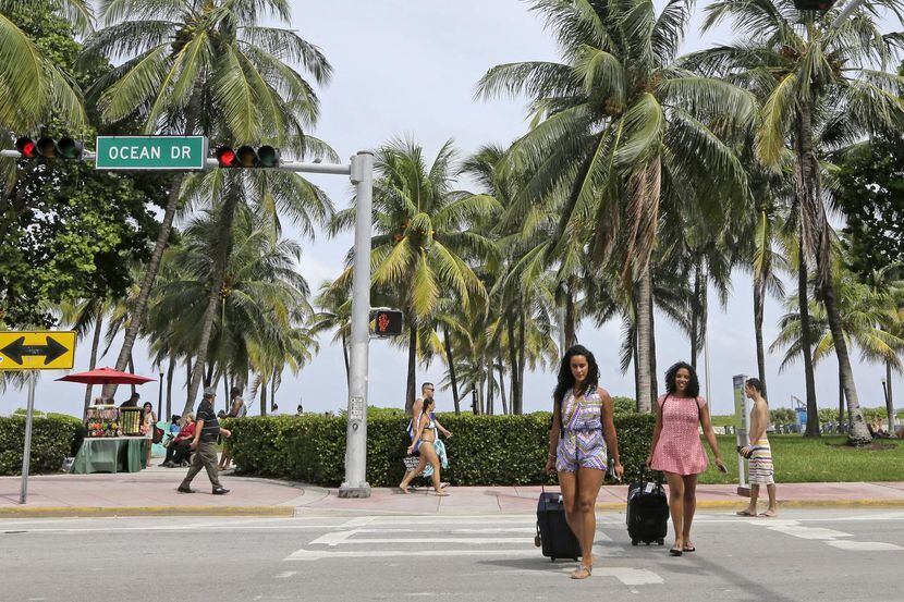 Turistas se dirigen a su hotel en Miami Beach. Las autoridades encontraron mosquitos...