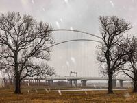 Lluvia congelante sobre el Margaret McDermott Bridge en el centro de Dallas, el martes 24 de...