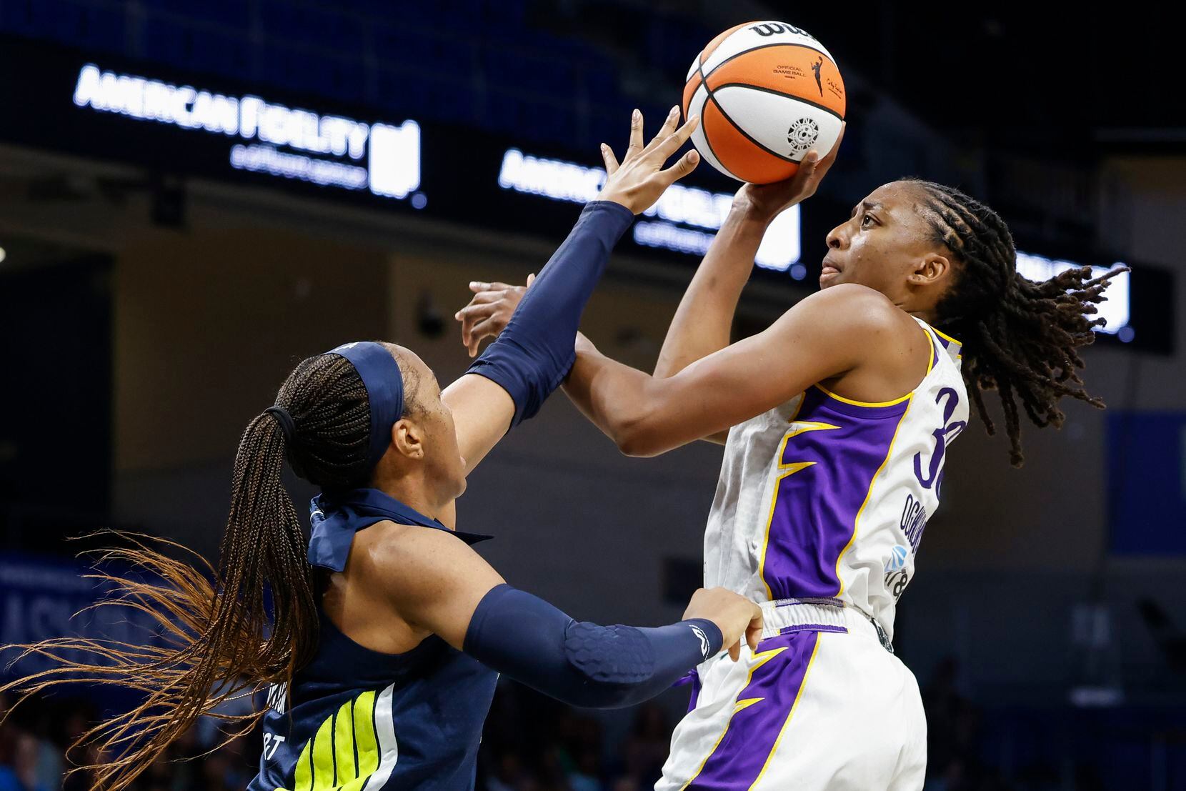 Los Angeles Sparks forward Nneka Ogwumike, right, drives to the basket past Dallas Wings...