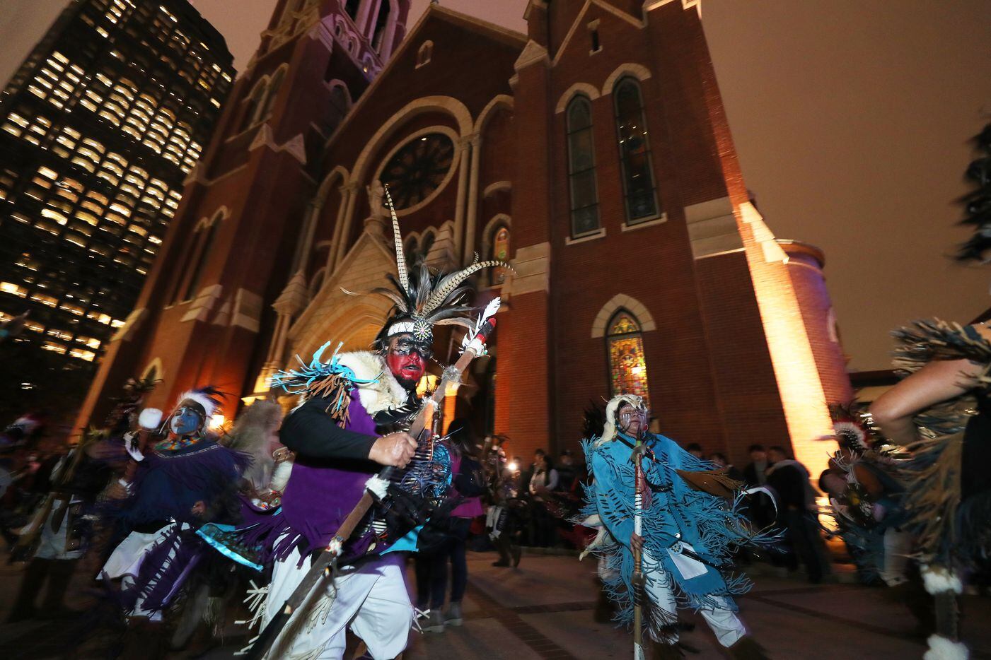 Danza de Matachines en el exterior de la Catedral Santuario de Guadalupe de Dallas, el...