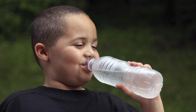 Asegúrate de que tus hijos beban agua antes de salir a jugar(iSTOCK)
