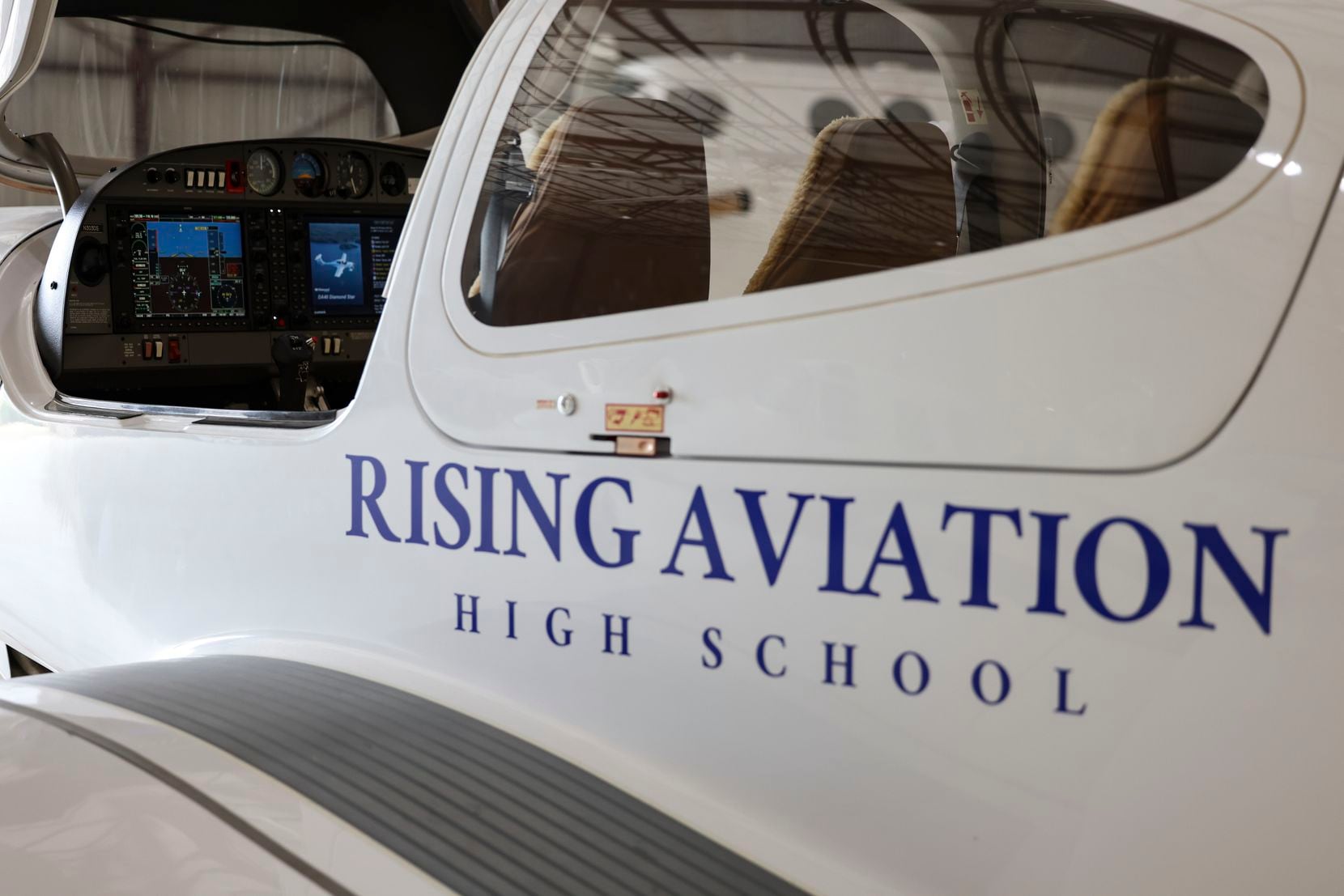 Con los jóvenes graduados de Rising Aviation High School se espera que obtengan sus primeras...