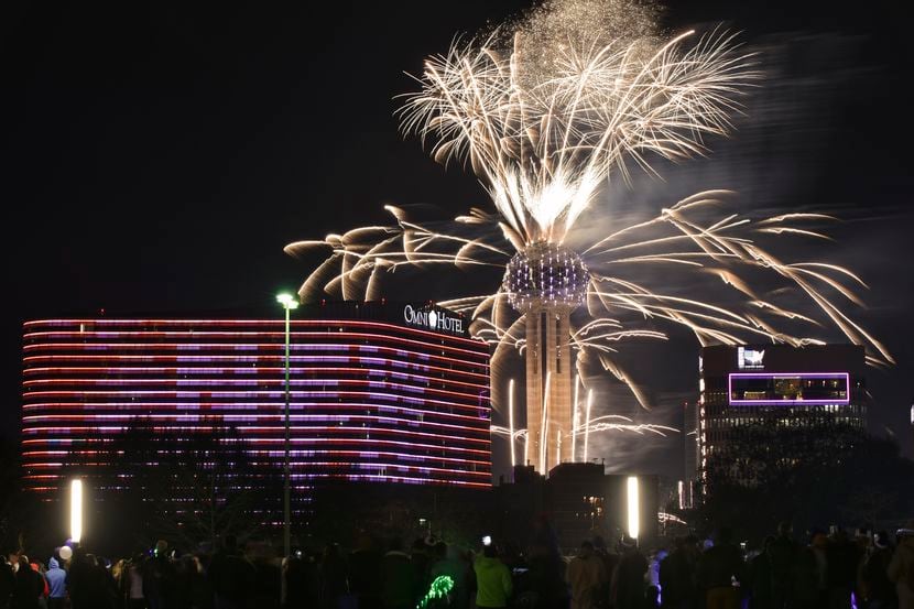 Detalles del show de fuegos artificiales de Reunion Tower para recibir el  Año Nuevo 2024