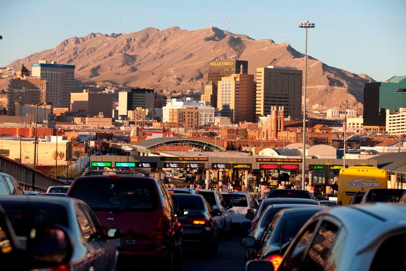 Un cruce internacional entre El Paso, Texas y Ciudad Juárez, México. (AP)
