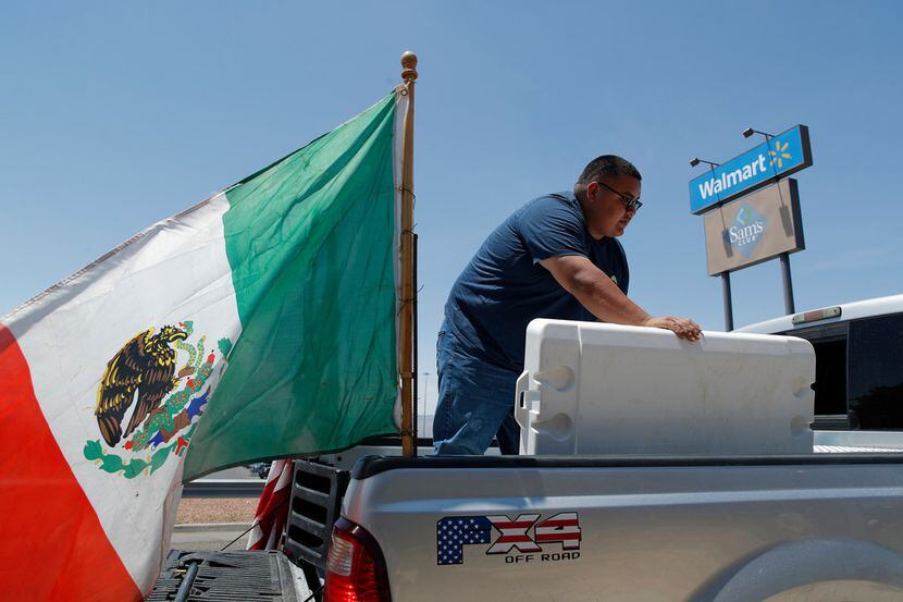 Con una bandera mexicana volando desde su camioneta y un logotipo con el tema de la bandera...