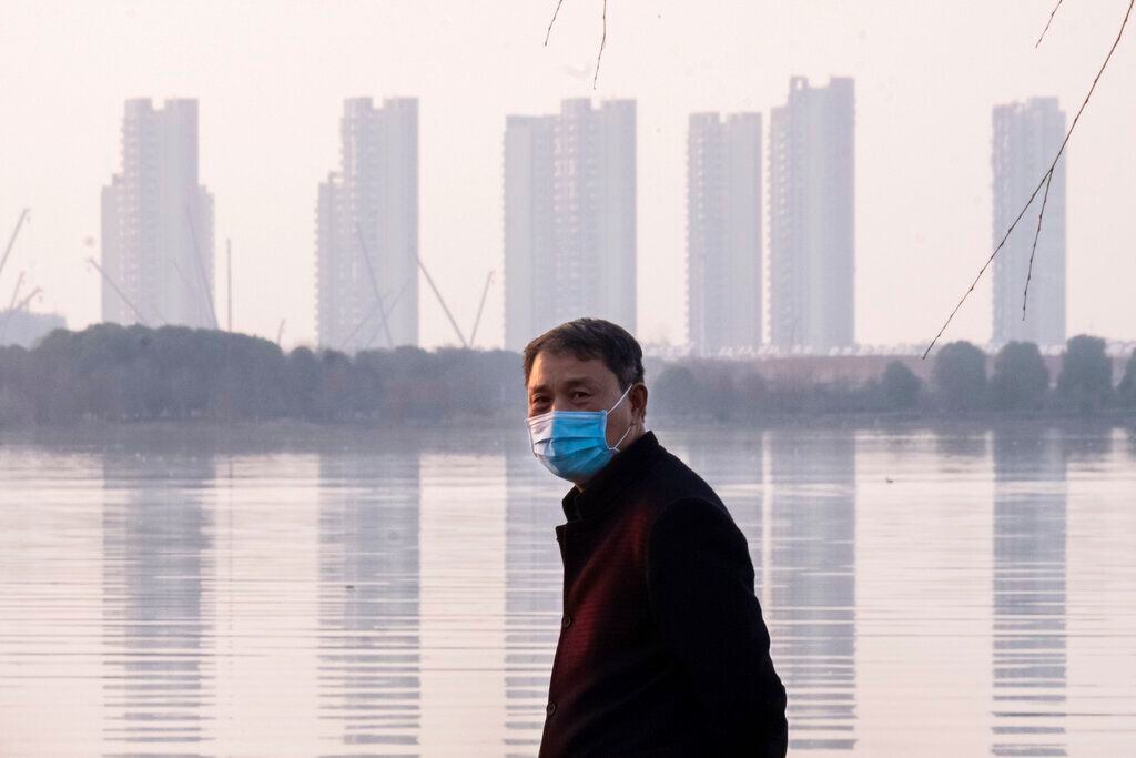 Un hombre porta una mascarilla en la ciudad de Wuhan, en la provincia de Hubei, en el centro...