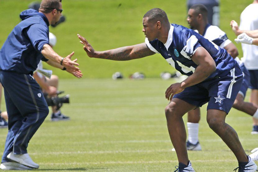 Dorance Armstrong (74) trabaja en su técnica en un minicampamento de novatos de los Cowboys...