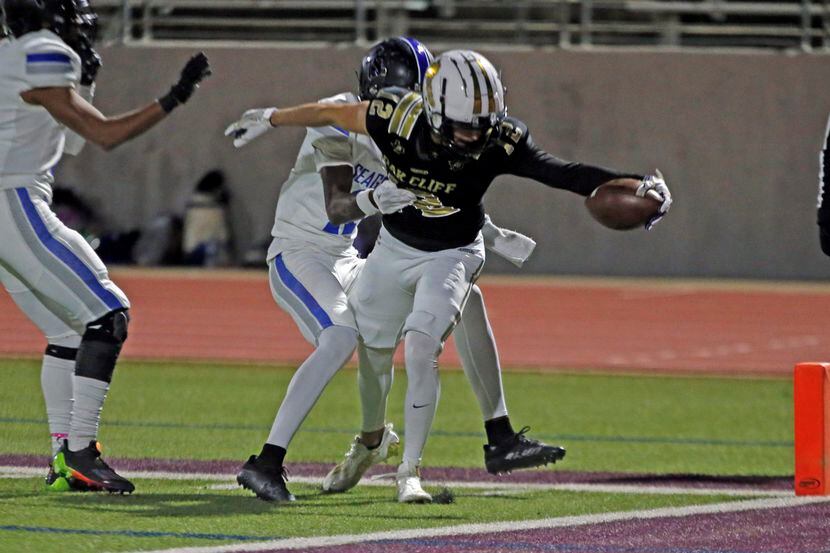 South Oak Cliff’s Carter Kopecky (12) reaches across the goal line for a touchdown during...