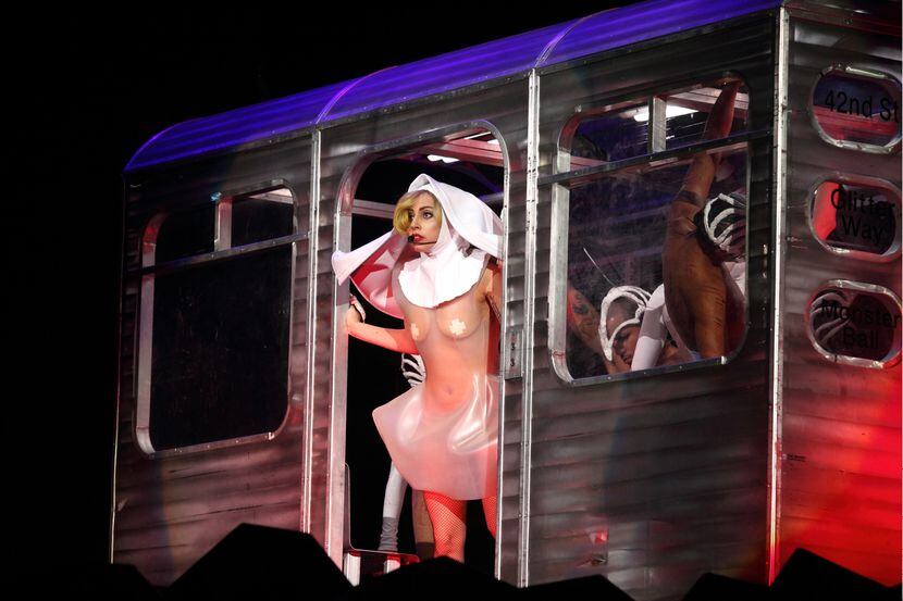 Lady Gaga, intérprete de éxitos como “Alejandro” y “Poker Face”, ya firmó el contrato que la...