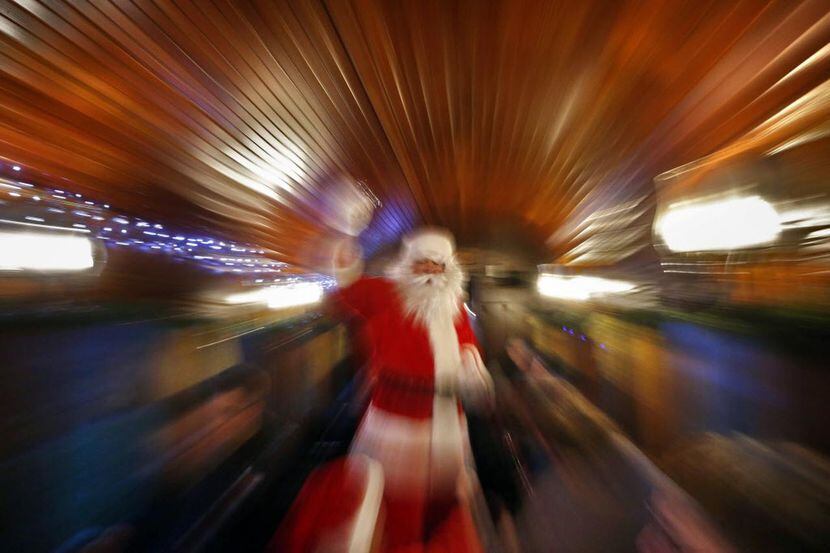 Un personaje de Santa Claus participa en el festival Polar Express: viaje al Polo Norte en...