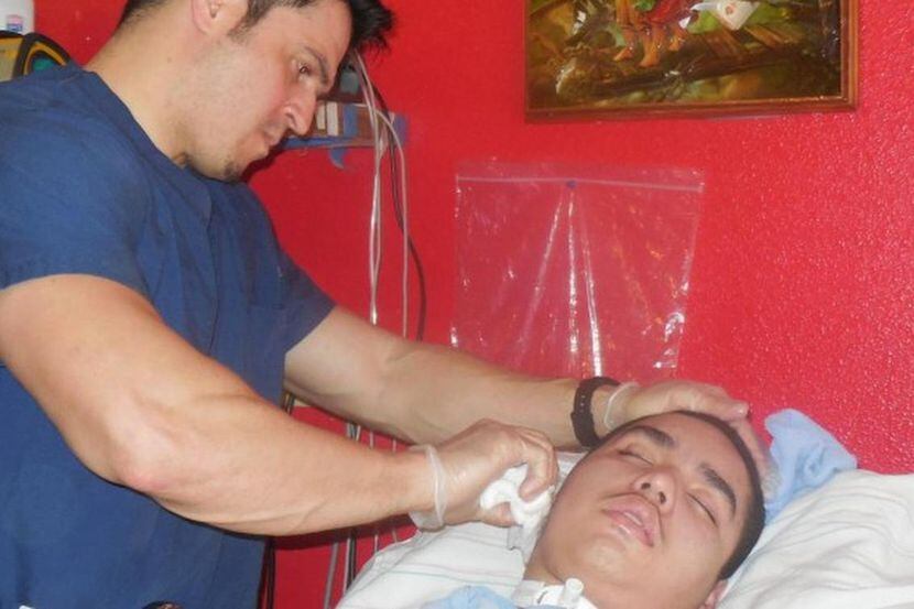 Un enfermero atiende a Germán Requena, que se encuentra inhabilitado desde el 2011 (AL...