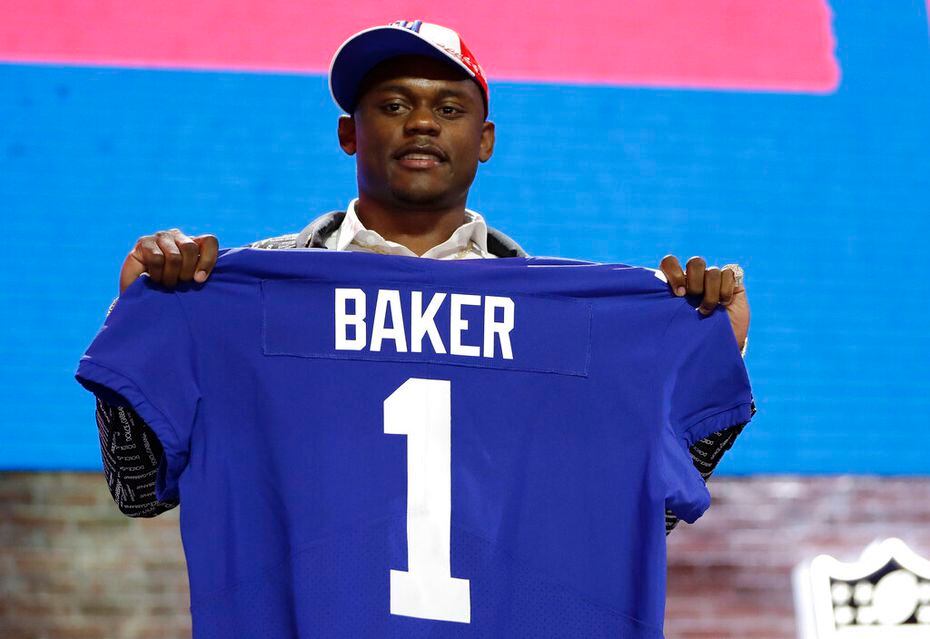 En esta foto del 25 de abril de 2019, DeAndre Baker, defensive back de Georgia, posa con su nuevo jersey, tras ser seleccionado por los Giants de Nueva York en la primera ronda del draft en Nashville, Tennessee