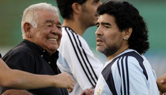 En esta foto de archivo de marzo del 2009, se ve a Diego Maradona cuando era seleccionador...