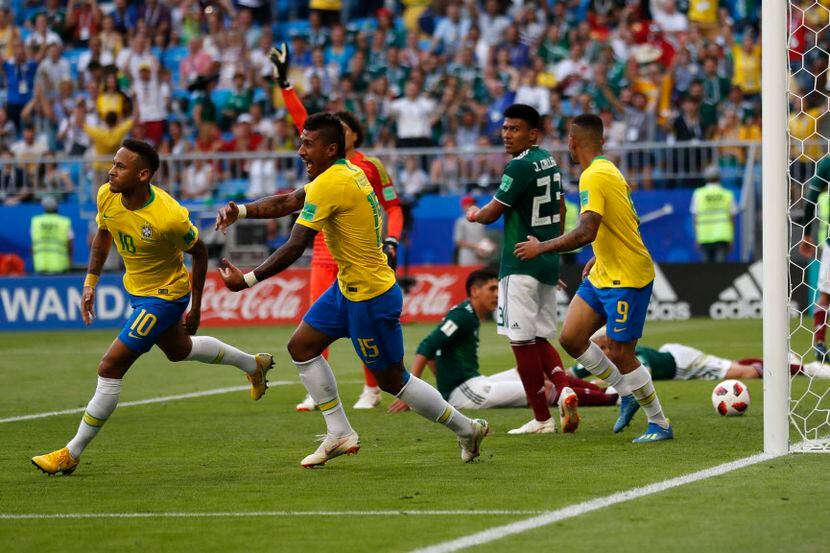 Neymar puso el 1-0 para Brasil sobre México, el lunes en Samara, en juego de octavos de...