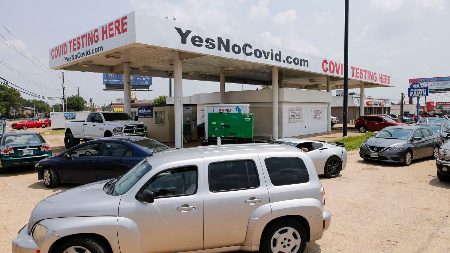 Filas de autos en YesNoCovid, un sitio de pruebas drive thru en el noreoeste de Dallas. Debido al incremento de casos de la variante delta de covid-19, los CDC recomiendan continuar realizándose pruebas aunque ya esté completamente vacunado.