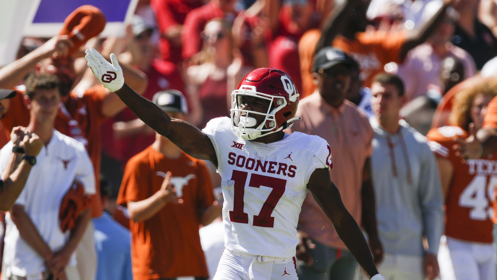 Oklahoma wide receiver Marvin Mims (17) celebrates a first down during the second half of an...