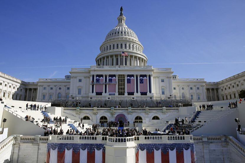 El capitolio es preparado para la ceremonia de toma de posesión del presidente elcto Donald...