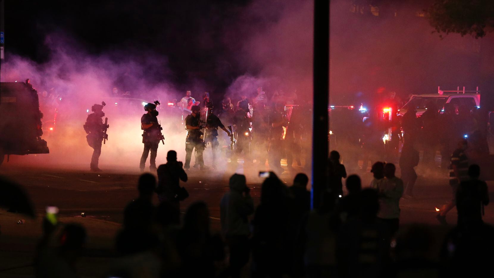 Los manifestantes chocaron contra la policía en el centro de Dallas el viernes 29 de mayo en la noche.