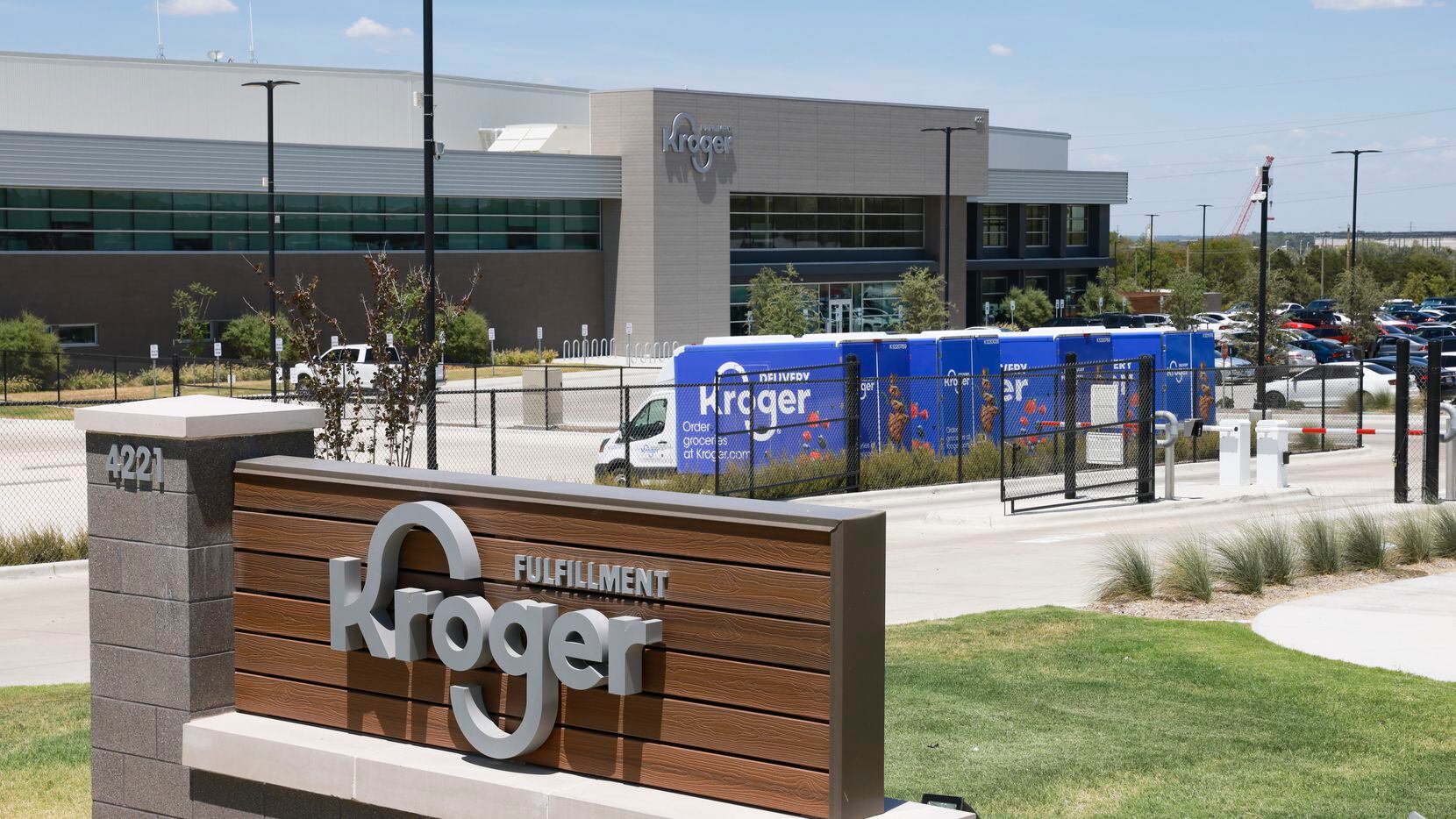 El exterior del centro de distribución de Kroger en Dallas tiene 350,000 pies cuadrados y...