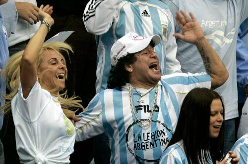 Foto de archivo de diciembre de 2006 donde se ve a Diego Maradona junto a su ex esposa,...