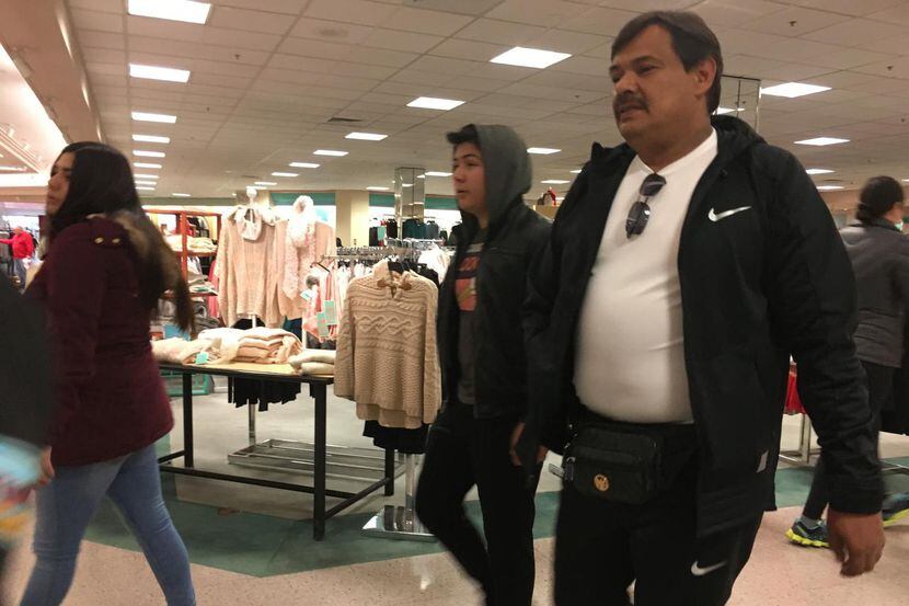 Salvador Quiroz junto a su hijo buscan en un centro comercial en El Paso. La familia Quiroz...