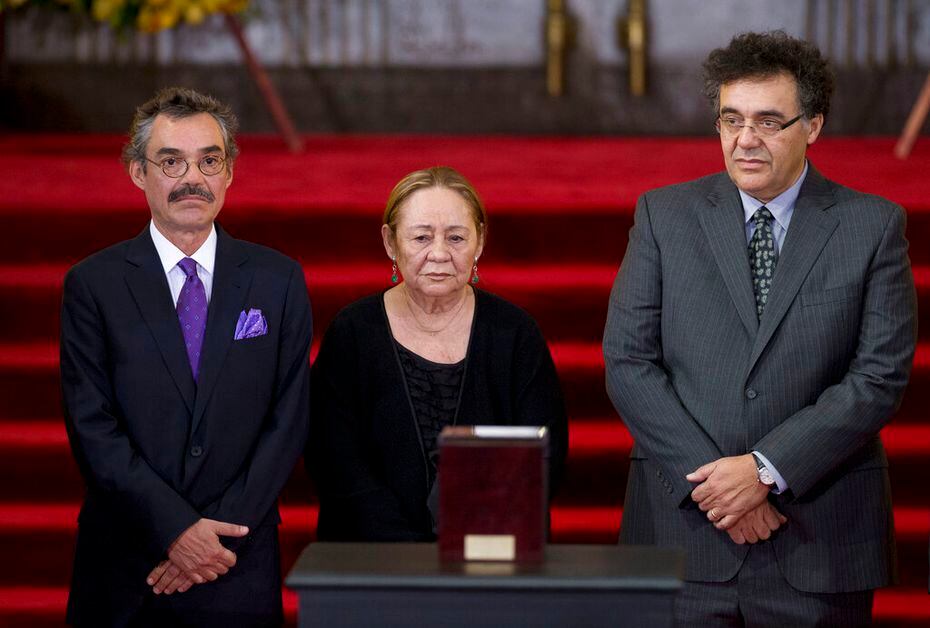 En esta fotografía del 21 de abril de 2014 Mercedes Barcha, centro, viuda del Premio Nobel...